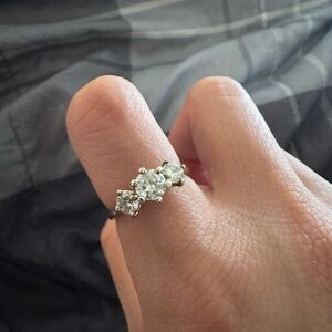 Natural diamond vintage trilogy ring